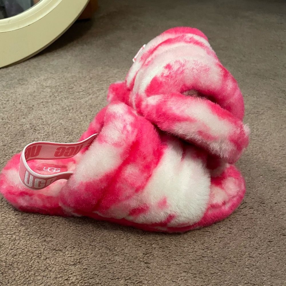 Girls size 3 UGG slippers never worn!